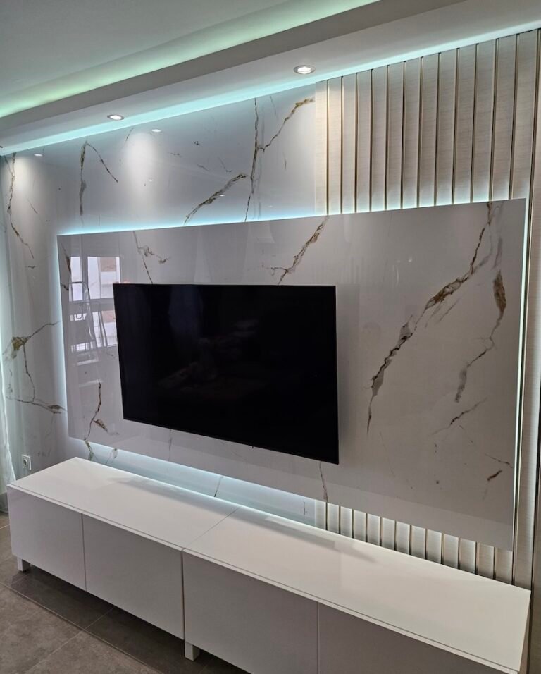 Panel efecto mármol instalado en Mijas